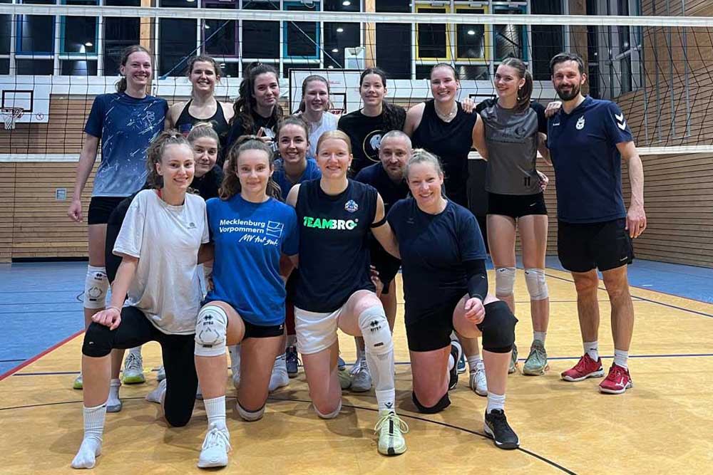 Eine besondere Trainingswoche liegt hinter uns: Mit Šarlote Šlitere aus Lettland und Melina Molt aus Potsdam durften wir zwei spannende Talente auf der Position des Außenangriffs im Trainingsalltag begrüßen.