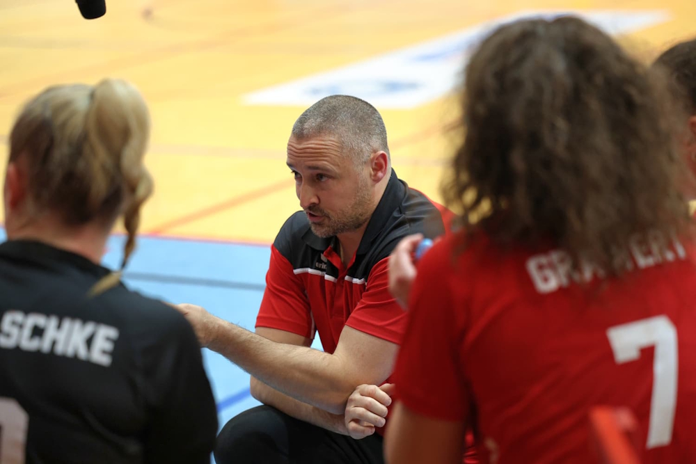 Trainer im Gespräch mit dem Team (Foto: Balticseashots - Marco Schlicht)