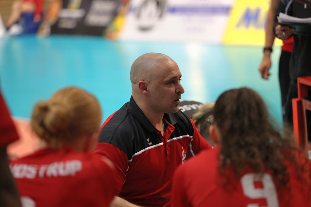 Trainer Kim Buchwald gibt dem Team Hinweise für den weiteren Spielverlauf (Foto: Balticseashots – Marco Schlicht)