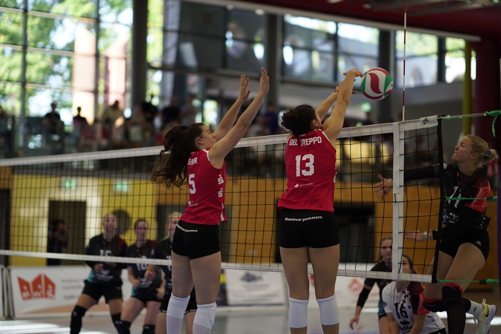 Hannah (#5) und Martina (#13) gemeinsam am Block (Foto: Friedrich Kunschke)