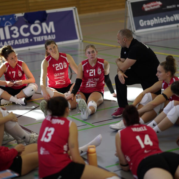 Trainer Kim bei der Auswertung des letzten Spiels (Foto: Friedrich Kunschke)