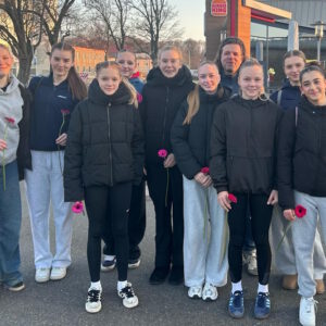 Die jungen Damen des Stralsunder U16-Teams mit Blümchen zum Weltfrauentag (Foto: Christian Nürnberg)