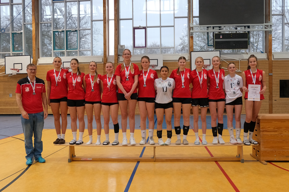 Die 4. Damen-Mannschaft (U16) reihte sich gleich hinter der 2. (U18) auf dem Podium ein (Foto: Friedrich Kunschke)