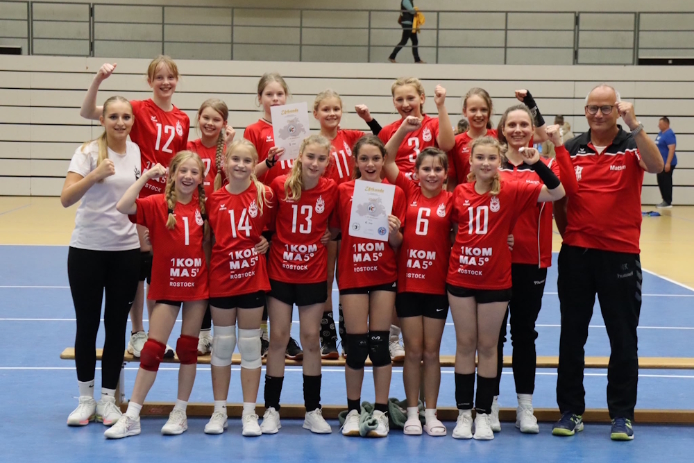 Unsere U13 weiblich des 1. VC Stralsund bei der 2. Vorrunde der Landesmeisterschaft in Schwerin – mit Platz 3 und 6 im Gepäck und vielen wertvollen Erfahrungen im Gepäck. Weiter geht’s, Mädels! (Foto: Conrad Freuling)