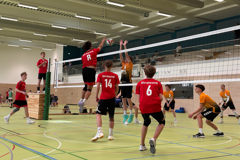 Harte Zweikämpfe gab es im Spiel immer wieder zu sehen (Foto: Theo Beckert)