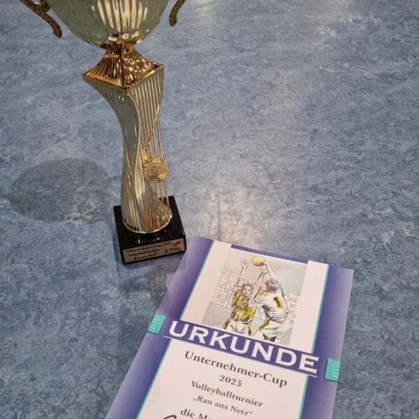 Siegerpokal und -urkunde des Sponsoren- und Unternehmer-Cups 2025 (Foto: Dirk Krüger)