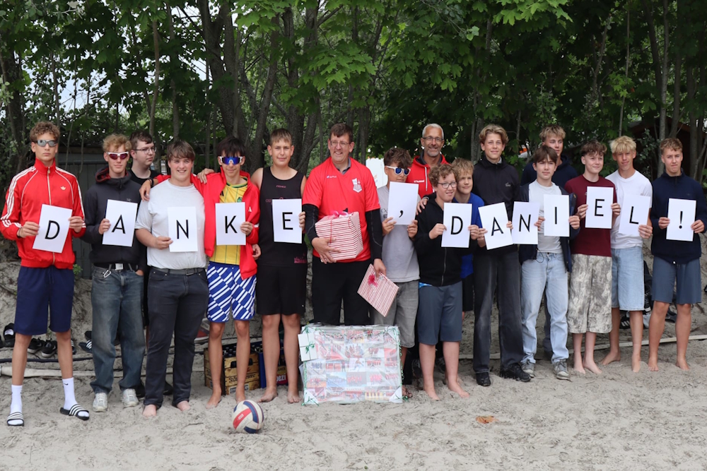 Die Jungs der U16 und U18 bedanken sich bei Daniel für seine jahrelange Unterstützung (Foto: Conrad Freuling)