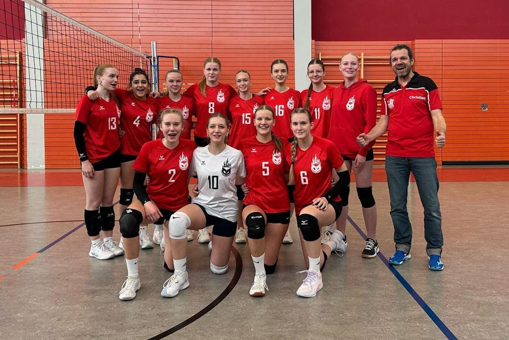 Stolz auf die Leistungen steht den Spielerinnen und ihrem Trainer ins Gesicht geschrieben (Foto: Christian Nürnberg)