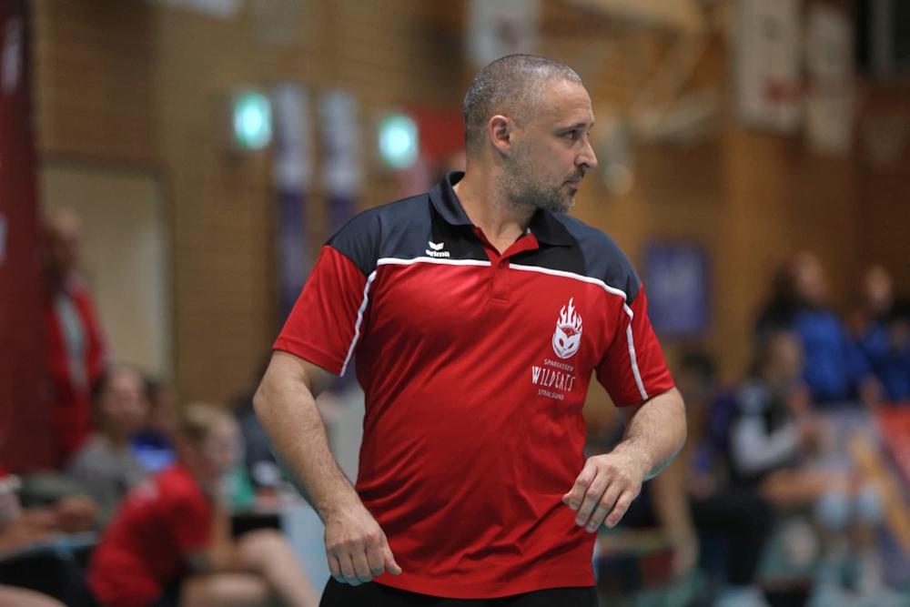 Wird den Spielverlauf konzentriert verfolgen: Trainer Kim Buchwald (Foto: Balticseashots - Marco Schlicht)