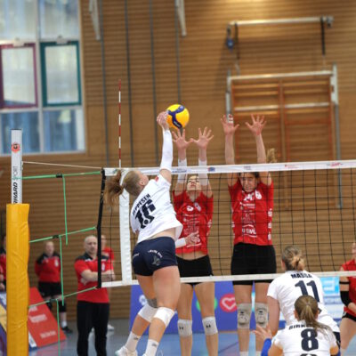 Gegen den Doppelblock von Fiona #9 und Simone #20 hatten es die Gegnerinnen nicht einfach (Foto: Balticseashots - Marco Schlicht)