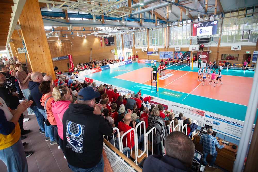 Stimmungsvolle Kulisse am letzten Heimspieltag (Foto: Claas Abraham)